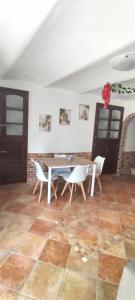 ein Esszimmer mit Tisch und Stühlen in der Unterkunft Casa Eman in Barrea