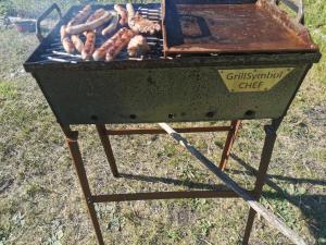 a grill with a bunch of sausages on it at Ränduri Pesa Paiveli koplis in Myustelʼ