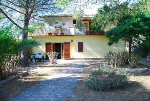 Casa amarilla con porche y patio en Appartamenti Acacia e Gardenia en Marina di Campo