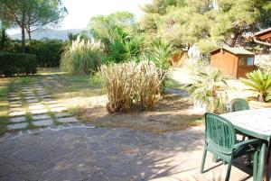 Kép Appartamento Acacia - Zona centrale, con clima, giardino privato e posto auto szállásáról Marina di Campóban a galériában