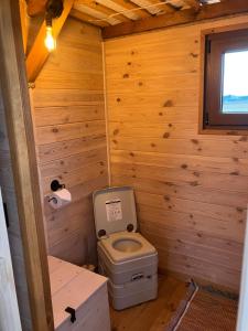 a small bathroom with a toilet in a log cabin at TinyHouse pod Tatrami in Nižná Šuňava