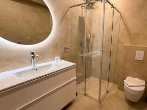 a bathroom with a sink and a shower at Apartamenty Mesa Grill Restaurant Cafe in Dźwirzyno