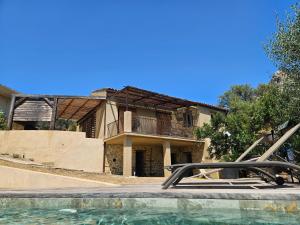 a house with a skateboard ramp next to a pool at Dolce e Lumiu in Lumio