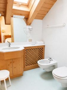 a bathroom with a sink and a toilet at Albergo Al Laghetto B&B in Asiago