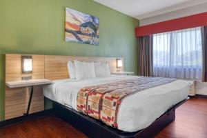 a hotel room with a large bed in a room at Best Western Lake Okeechobee in Okeechobee +17 photos