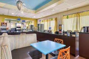 a restaurant with a table and a counter at Best Western Lake Okeechobee in Okeechobee