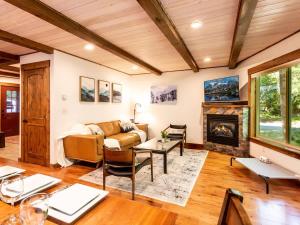 un soggiorno con divano e camino di Wild Goose Lodge a Glacier