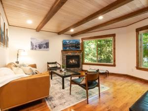 un soggiorno con divano e camino di Wild Goose Lodge a Glacier