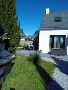 a small white house with a table and a patio at Chambre Ploeren in Ploeren