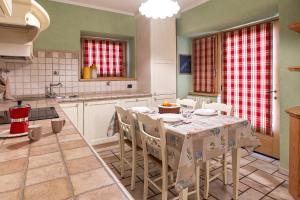 a kitchen with a table and chairs in a room at Appartamento TreZero in Valfurva +18 photos