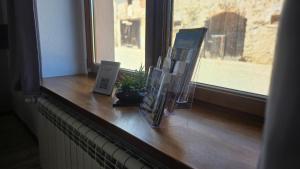 a window sill with vases and a book on it at Ferienwohnungen auf einem rustikalen 3 Seitenhof in Göda