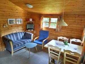 Lyngholt Family Camping & Cottages في إلينغه: غرفة معيشة مع أريكة وطاولة