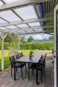 a patio with a table and chairs under a pergola at LL275-svendborg-Stenklovervej-2 in Svendborg