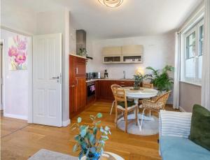a living room with a table and a kitchen at OD Ferienwohnung in Bad Salzuflen