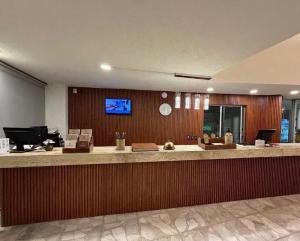a lobby with a bar with a tv on the wall at Hotel Solé Plaza Guadalajara in Guadalajara