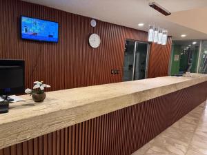 a lobby with a bar with a tv on the wall at Hotel Solé Plaza Guadalajara in Guadalajara