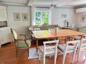 ein Esszimmer mit einem Holztisch und Stühlen in der Unterkunft Hus Mida in Högsby