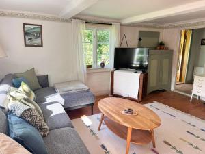 ein Wohnzimmer mit Sofa und Tisch in der Unterkunft Hus Mida in Högsby