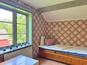 ein Schlafzimmer mit einem Bett und einem Fenster in der Unterkunft Hus Mida in Högsby