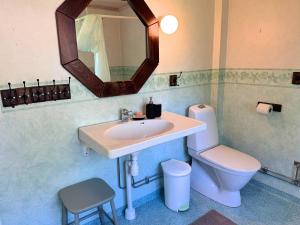 ein Badezimmer mit Waschbecken, Toilette und Spiegel in der Unterkunft Hus Mida in Högsby + 41 Fotos