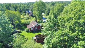Luftaufnahme eines Hauses mitten in einem Wald in der Unterkunft Hus Mida in Högsby