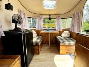 a kitchen and living room of an rv at Rest Place Mszczonów in Mszczonów