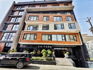 a car parked in front of a building at 皇冠半岛酒店 - TAJ Boutique Hotel in Baghdād