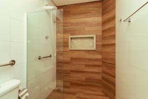 a bathroom with a shower with a glass door at Pousada Encanto dos Canyons in Piranhas