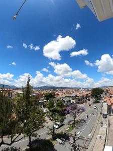 Blick auf eine Stadt unter blauem Himmel und Wolken in der Unterkunft Hotel Italia Cuenca - Tranvia Centro & Aeropuerto in Cuenca