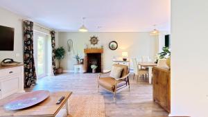 ein Wohnzimmer mit einem Tisch und ein Esszimmer in der Unterkunft Baybreak - Part of the The Bay Filey Holiday Village with pool, gym and direct beach access, pub, restaurant, tennis and meadows walks in Filey