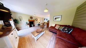 ein Wohnzimmer mit Sofa und Tisch in der Unterkunft Baybreak - Part of the The Bay Filey Holiday Village with pool, gym and direct beach access, pub, restaurant, tennis and meadows walks in Filey