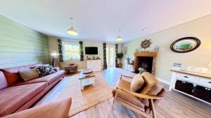 ein Wohnzimmer mit Sofa und Kamin in der Unterkunft Baybreak - Part of the The Bay Filey Holiday Village with pool, gym and direct beach access, pub, restaurant, tennis and meadows walks in Filey