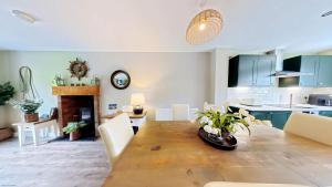 eine Küche und ein Esszimmer mit einem Holztisch und Stühlen in der Unterkunft Baybreak - Part of the The Bay Filey Holiday Village with pool, gym and direct beach access, pub, restaurant, tennis and meadows walks in Filey + 51 Fotos