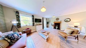 ein Wohnzimmer mit Sofa und Tisch in der Unterkunft Baybreak - Part of the The Bay Filey Holiday Village with pool, gym and direct beach access, pub, restaurant, tennis and meadows walks in Filey