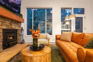 a living room with a couch and a fireplace at Crystal Creek Retreat in Bellingham