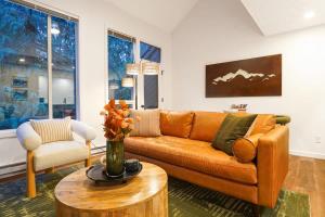 a living room with a couch and a table at Crystal Creek Retreat in Bellingham +36 photos