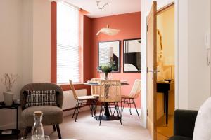 a dining room with a table and chairs at Town Centre - Elegant Stylish Apartment in Shrewsbury +30 photos