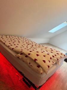 a bed in a room with avertisementatronatronstrationstration at Gemütliches Zimmer İdeal Für Kurze Aufenthalte in Elmshorn