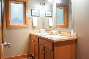 a bathroom with two sinks and a mirror at Avventura Chalet in Glacier