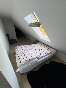 a bed in a room with a window at Gemütliches Zimmer İdeal Für Kurze Aufenthalte in Elmshorn +2 photos