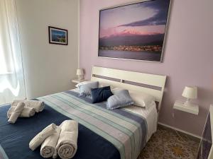a bedroom with a bed with towels on it at Casa Maccers in Giardini Naxos
