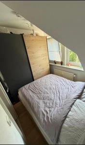 a small bed in a small room with a window at Gemütliches Zimmer İdeal Für Kurze Aufenthalte in Elmshorn