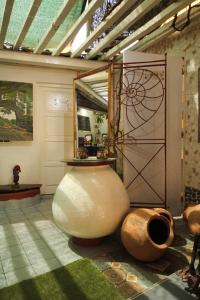 eine große Vase, die in einem Zimmer auf dem Boden steht in der Unterkunft Hôtel Oceanic in Dakar + 22 Fotos
