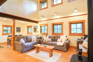 a living room with two couches and a table at The Shuksan in Deming
