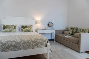 Een bed of bedden in een kamer bij Casa das Palmeiras Charming House - Azores 1901