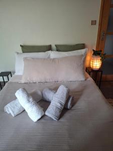 a bed with two towels on top of it at Maison zen in Laval-Pradel