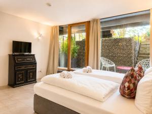 a bedroom with two beds and a window at Lake Vibe Studio Apartment Wangen in Öhningen