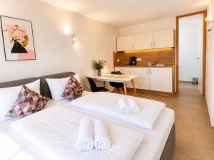 a hotel room with a bed and a kitchen at Lake Vibe Studio Apartment Wangen in Öhningen