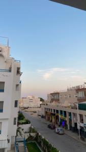 a view of a street in a city with buildings at Casa Cómoda in Nabeul