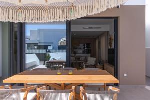a wooden table with chairs and a dining room at Luxe zuiderse villa in Dolores